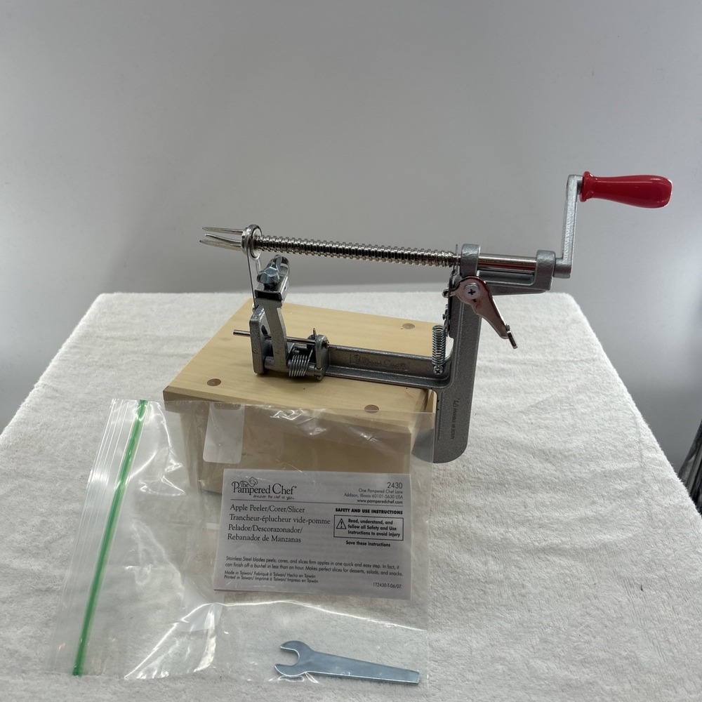 The Pampered Chef Apple Peeler Corer Slicer With Wooden Stand SEE INFO